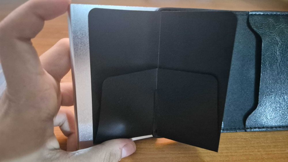 Vand portofel depe elevia