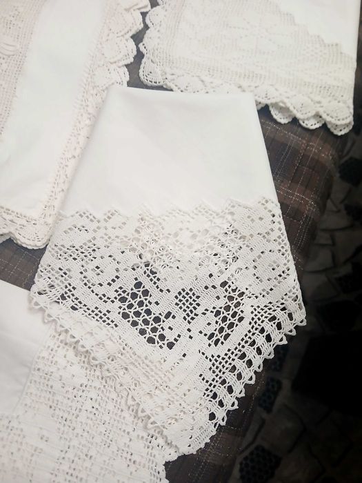 Сет Покривка за маса със бродирани  салфетки