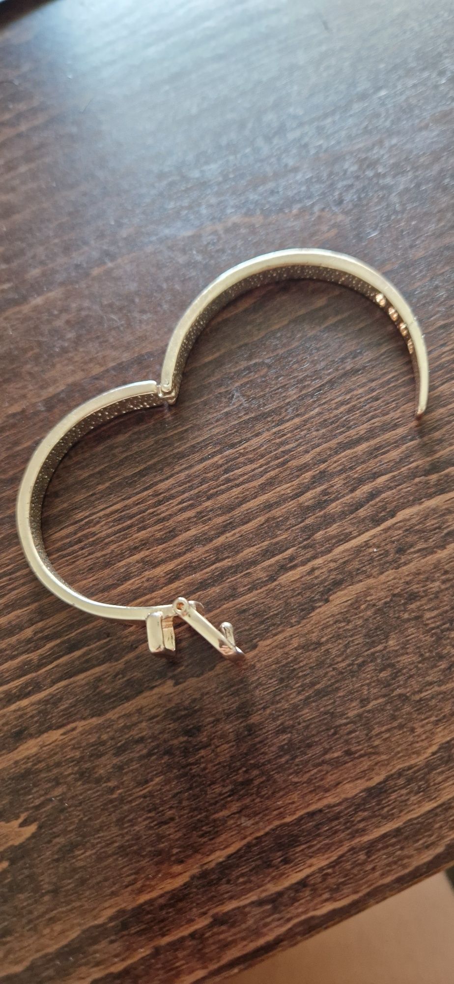 Твърда гривна на Guess