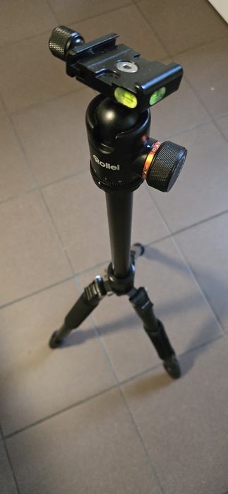 Vând aparat foto Canon EOS - 250D + accesorii