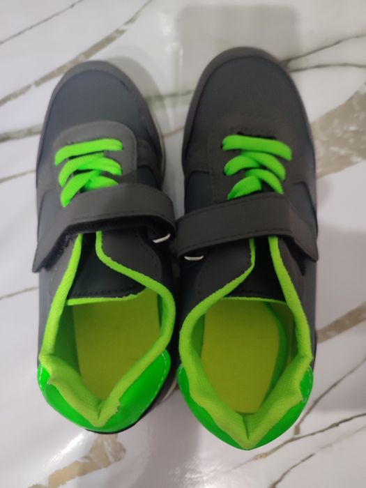 Продам кросовки р. 33 идут размер в размер 8000т