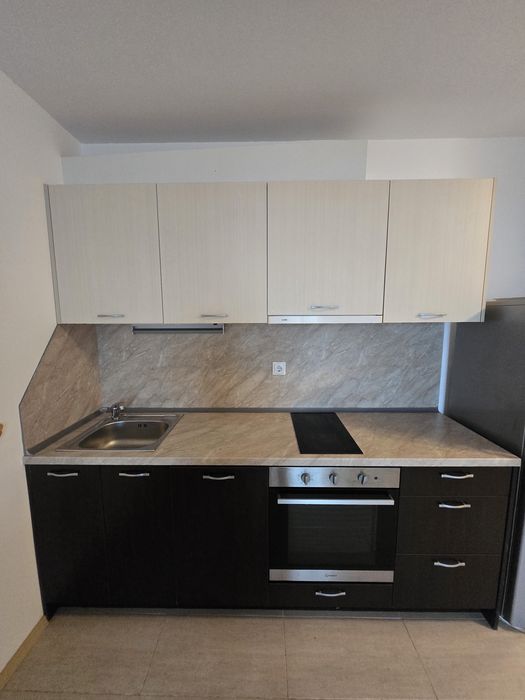 Страхотна кухня в два цвята