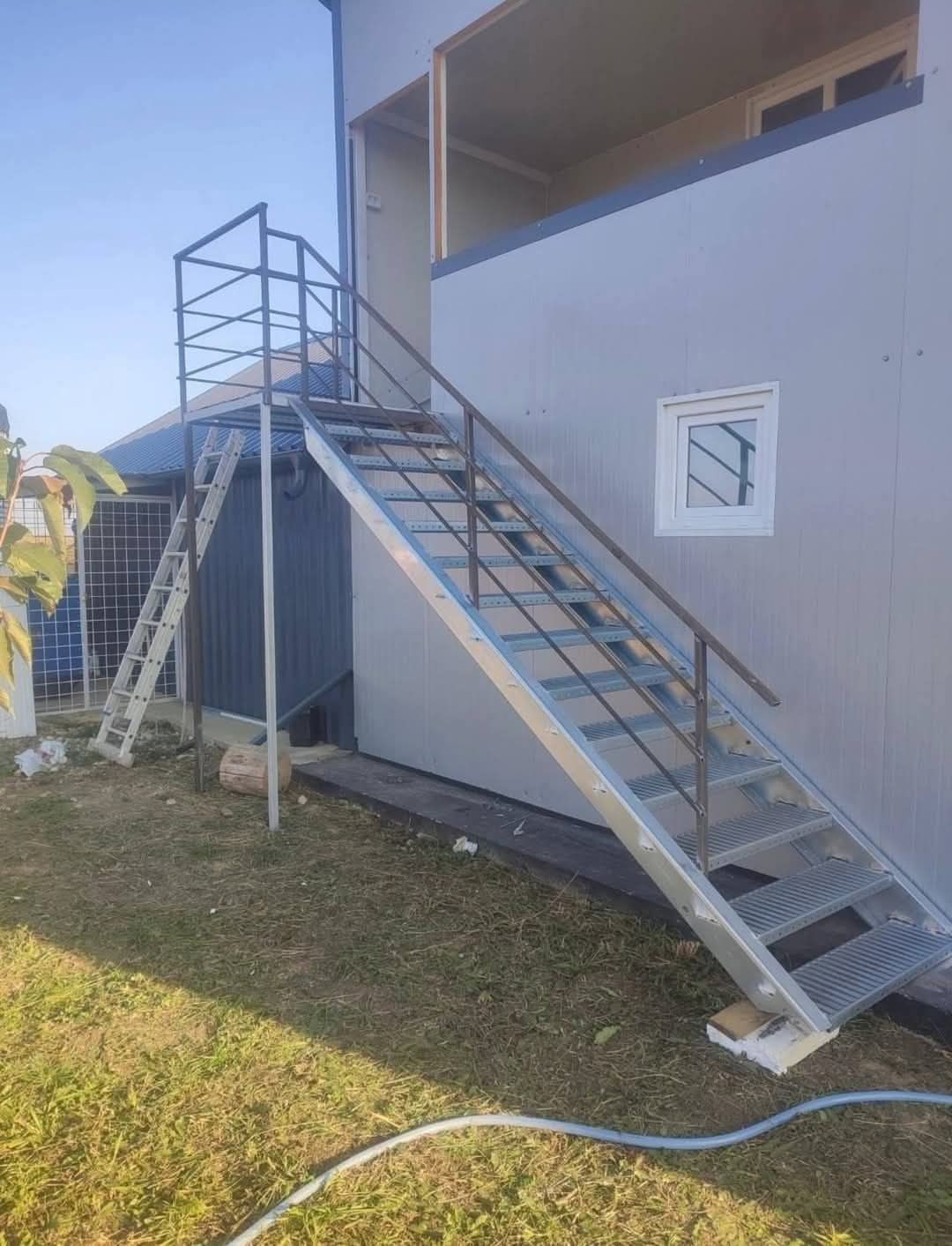 Vând scări metalice galvanizate la orice demisiune asiguram transport