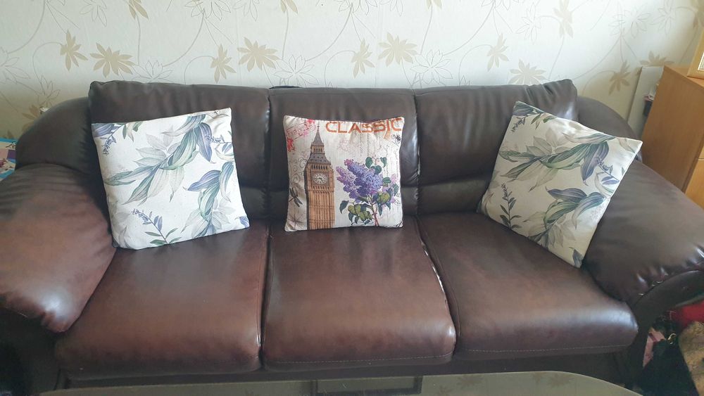 Кожена холна гарнитура състояща се от троен диван, двоен и фотьойл