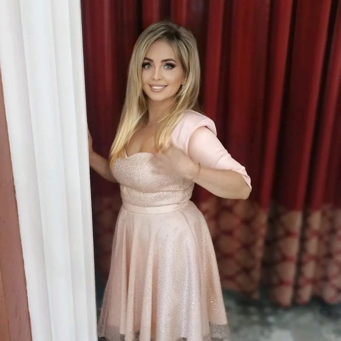 Продаётся платье декольте вечернее