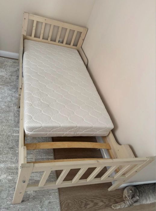 Кровать с матрасом