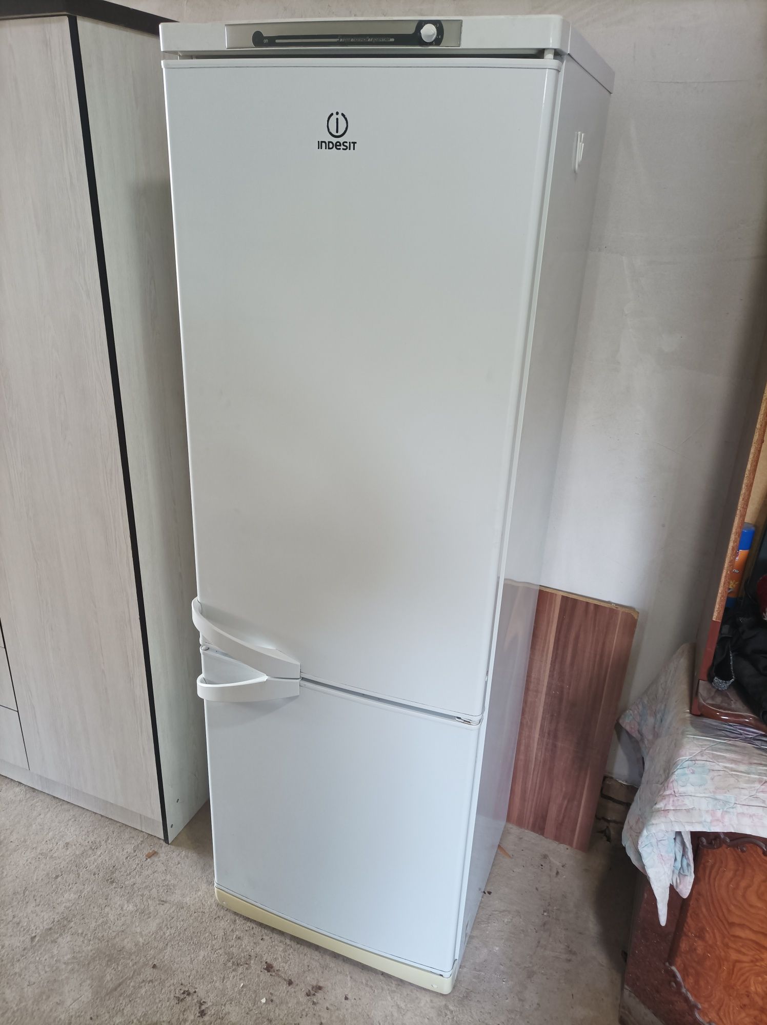 Холодильник Indesit.
