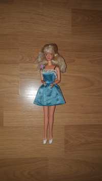 Papusa Barbie originala Mattel cu 3 tinute vestimentare
