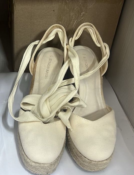 Продам босоножки на завязках