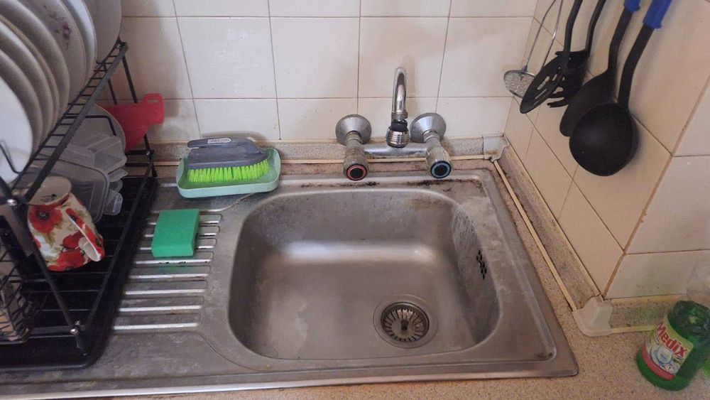 Продавам кухненски шкафове холна секция и спалня,и диван