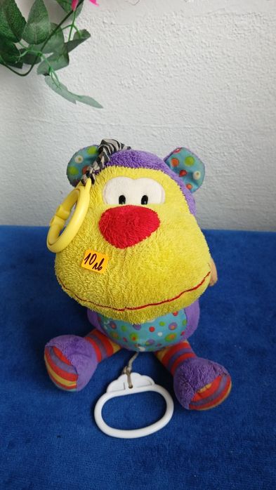 Плюшени играчки различни големини и разцветки любими на малките деца.