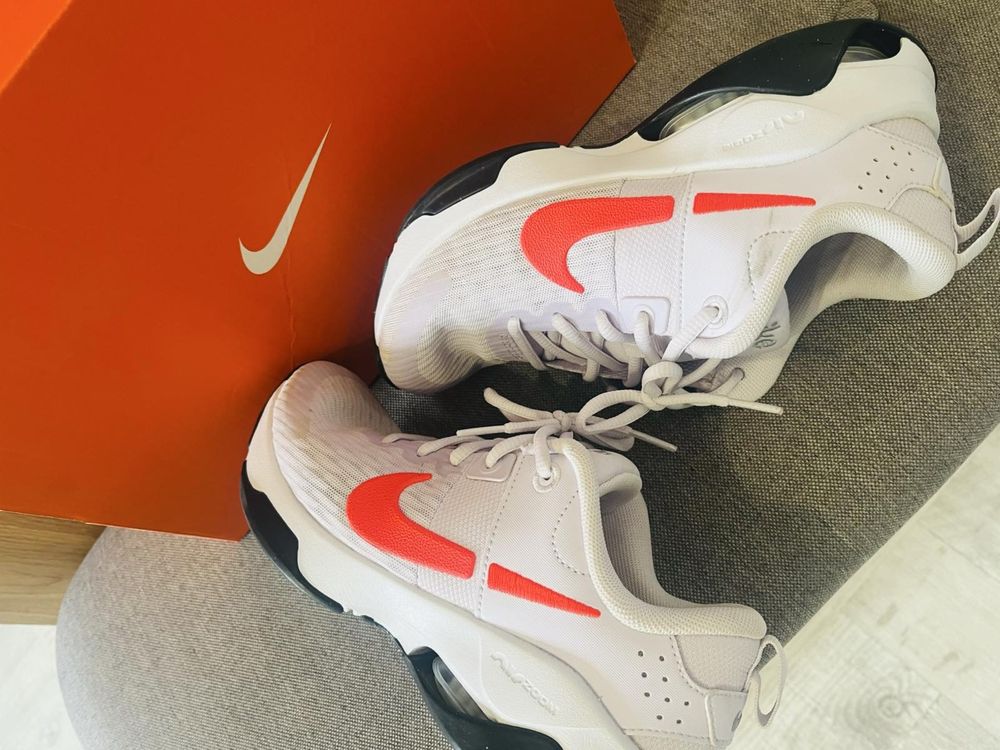 Nike.    Air zoom