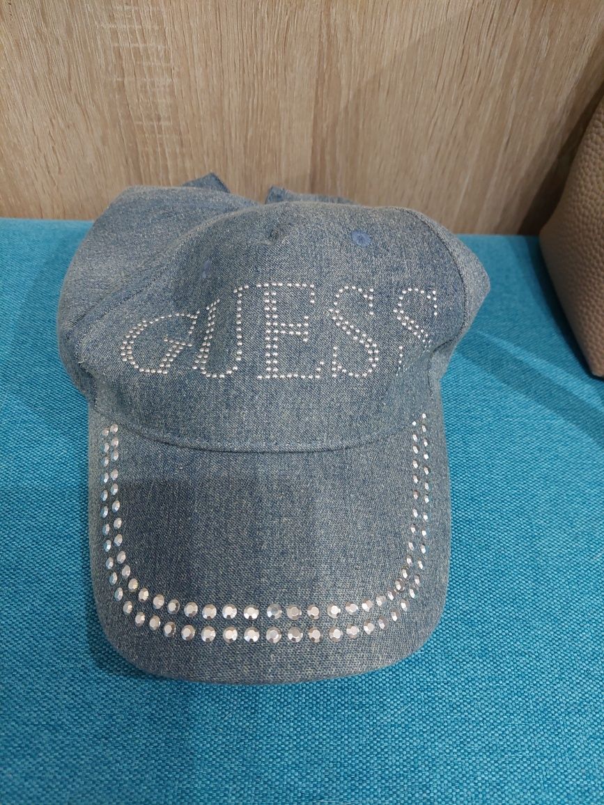 Оригинална шапка Guess