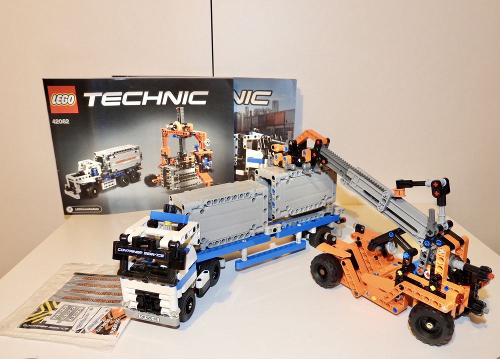 LEGO Technic 2 in 1 - Transportoare de containere 42062