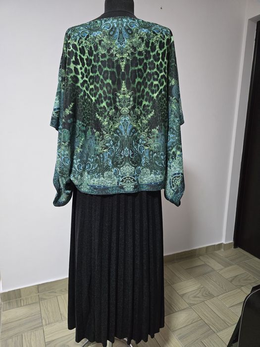 Bluza cu imprimeu animal print verde, maneci tip fluture