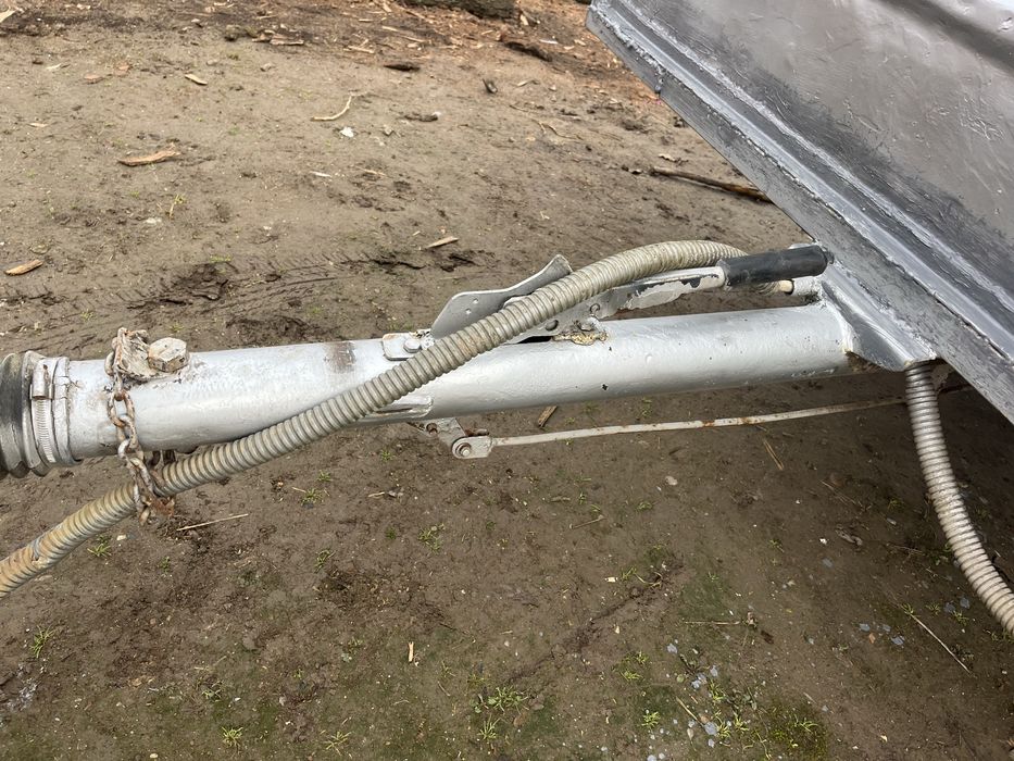 Remorca romaneasca cu arcuri si sistem de franare