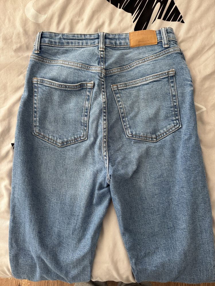 Сини дънки Mom Fit BERSHKA – модерни и удобни