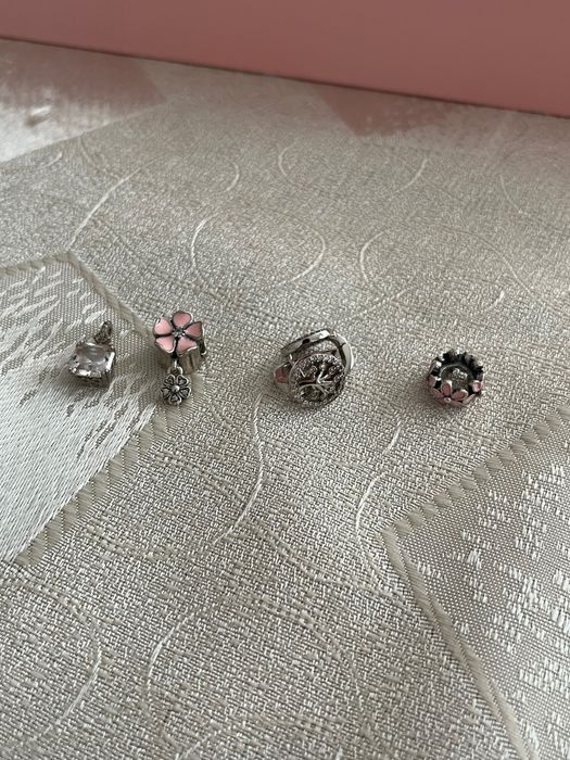 Висулка за гривна с изобразени цветя