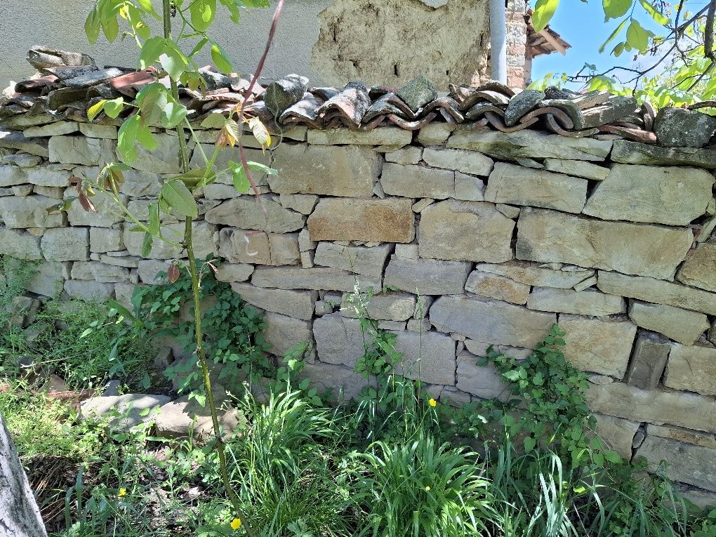Камъни за довари и зидарски работи.