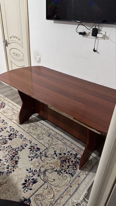 Деревянный стол.