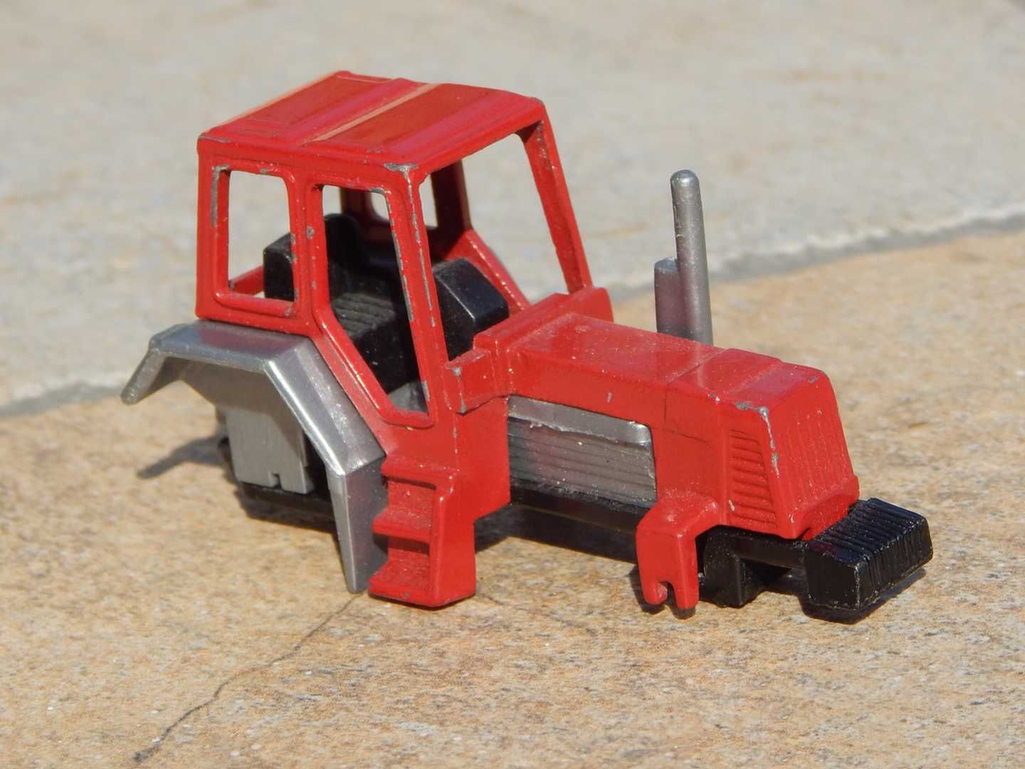 Macheta jucarie tractor agricol pt piese metalic sc 1:72 lipsa roti