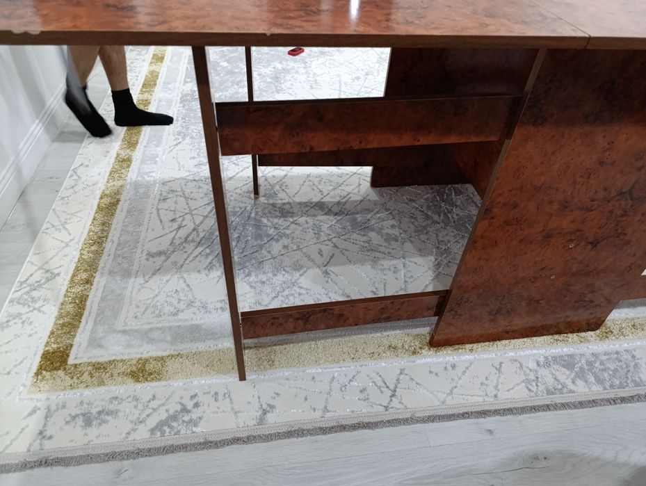 Стол. Ұзындығы 2 м. Ені 90см
Ен