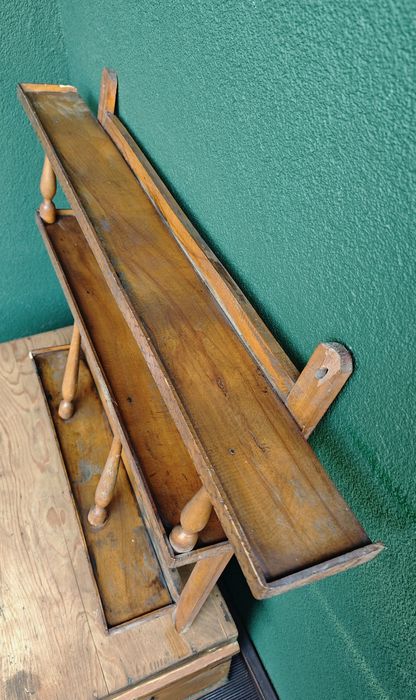 Старинна дървена етажерка