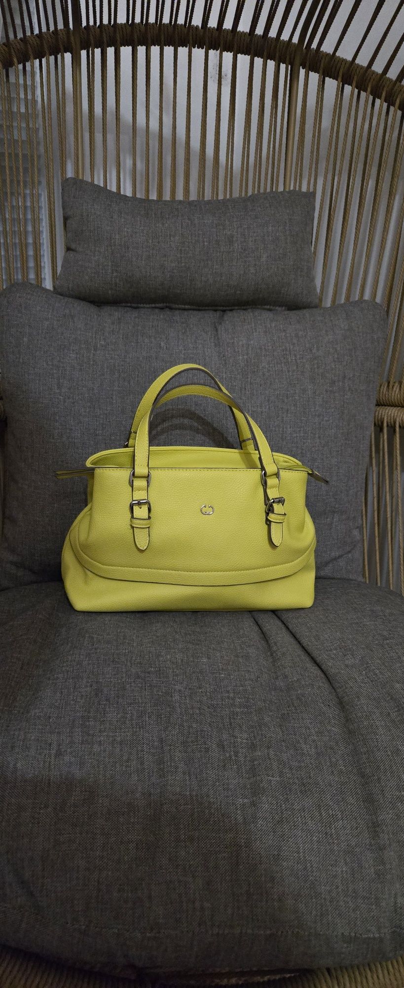Дамска чанта от естествена кожа в лайм жълто зелено  на Gerry Weber