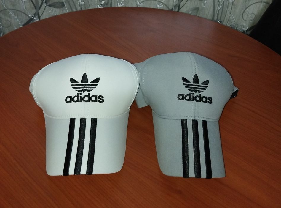 Различни цветове шапки с козирка на adidas