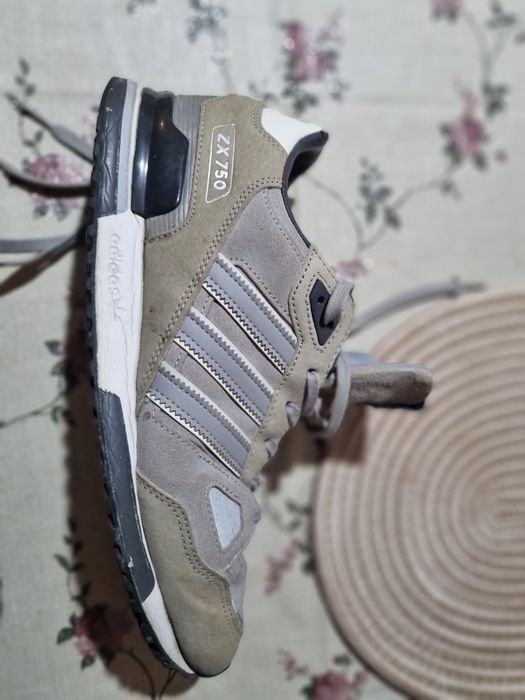 Vând adidasi  Adidas