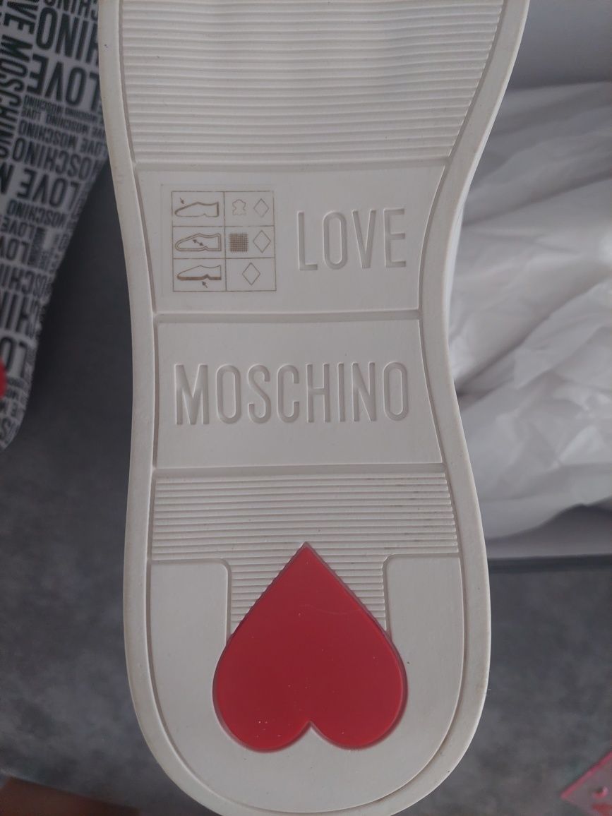 LOVE Moschino Оригинални бели кецове н.42