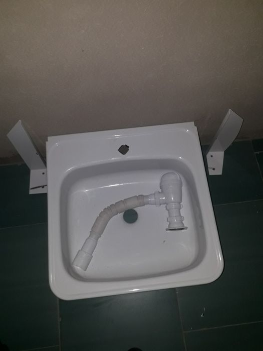 Продам новый умывальник с креплениями и сифоном.