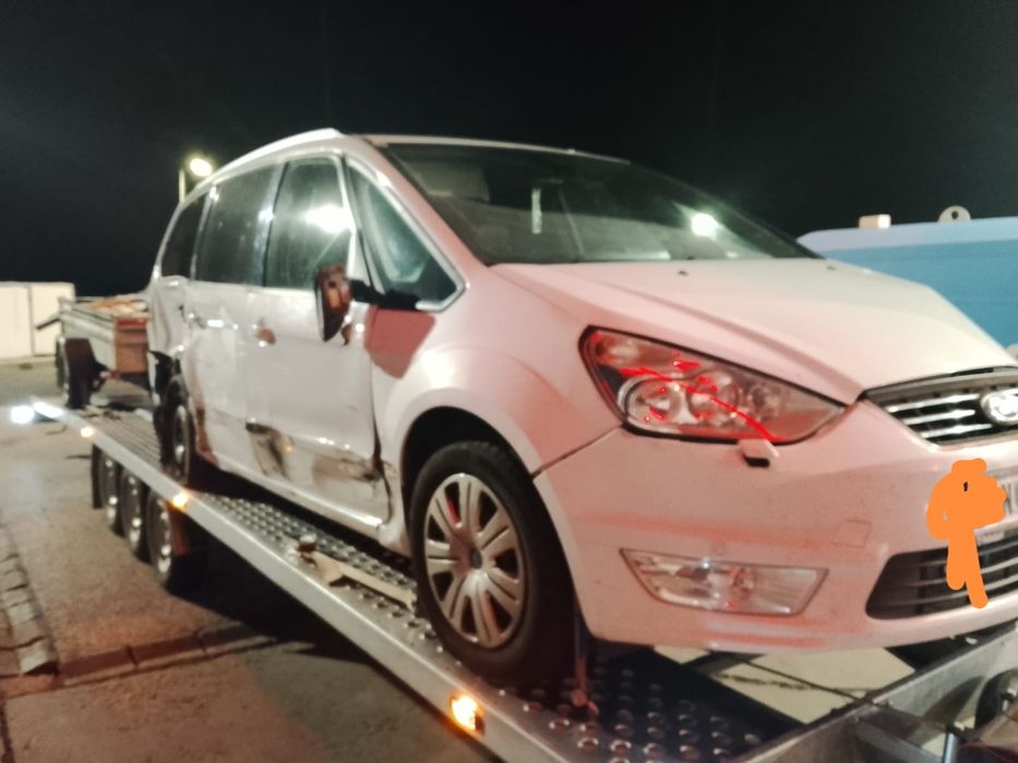 Vând Ford Galaxi  Avariat