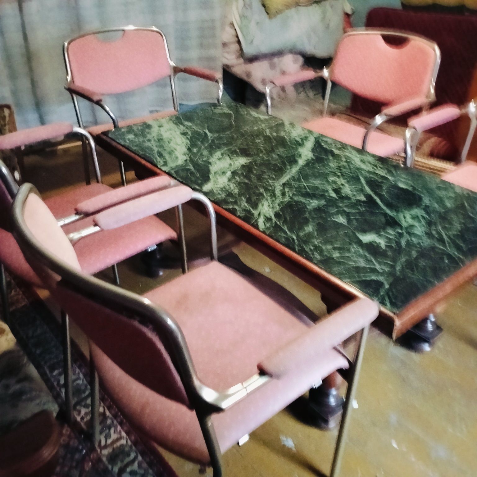 Vând 5 scaune foarte solide cu rama metalica
