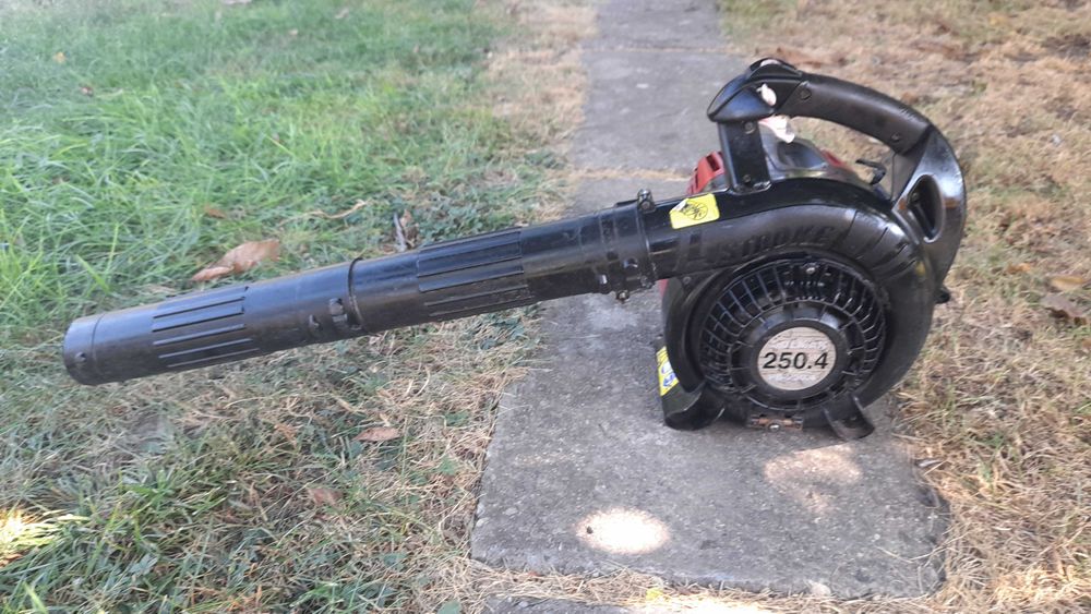 Suflanta frunze cu motor 4 timpi pe benzina marca Dolmar