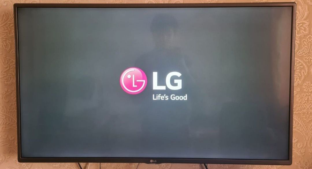 Smart TV LG, при включении висит на заставке LG