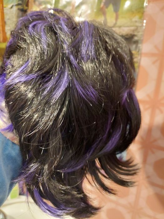 Vand peruca noua . Negru cu suvite mov exact cea din imagine