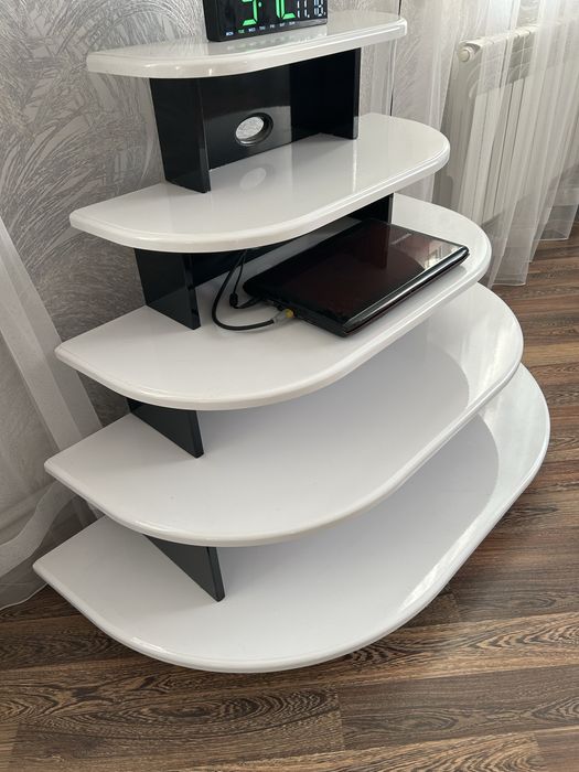 Пристенная полка под телевизор