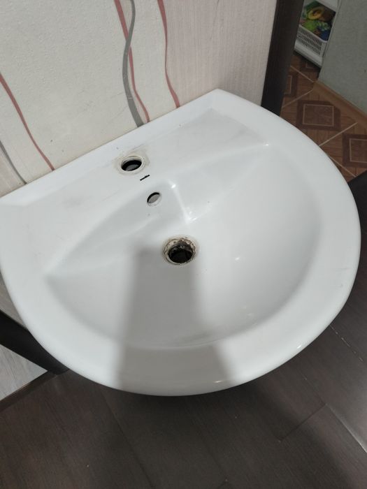 Продам раковину тюльпан б/у!
