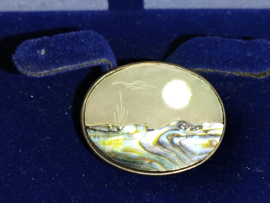 Broșă din sidef eleganta