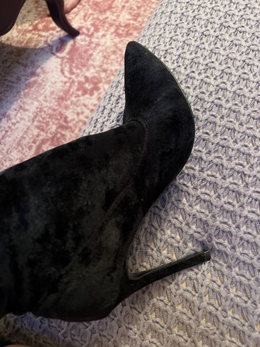 Vand cizme din catifea de culoare neagra