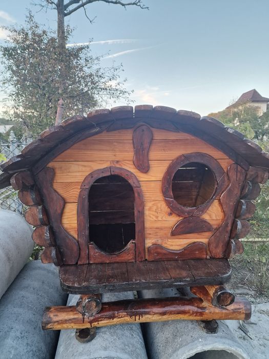 Coteț de câine rustic