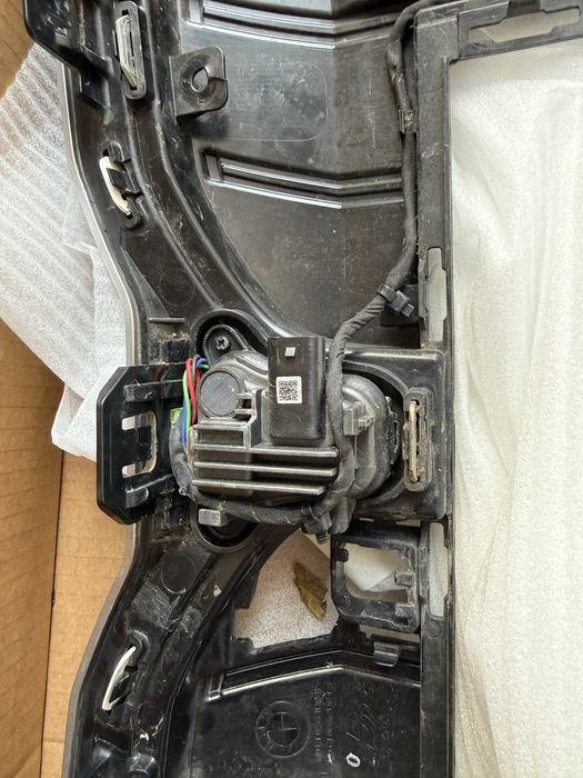 Оригинална BMW бъбрек/решетка LED Iconic Glow за G60