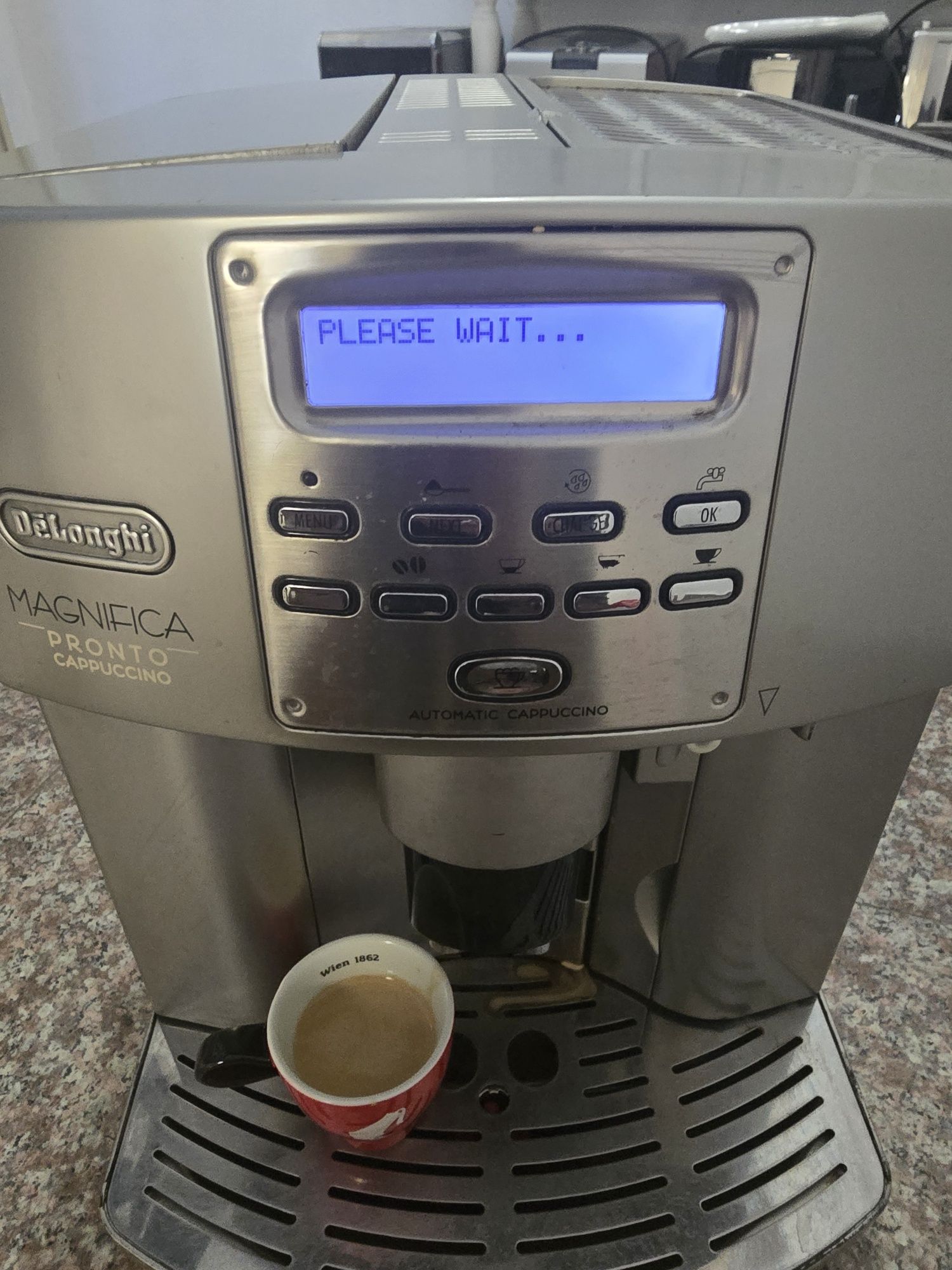 Кафемашина Delonghi magnifica