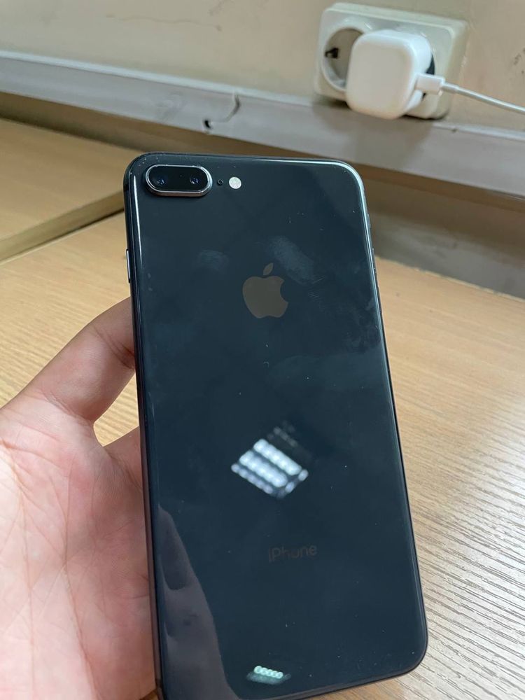 Iphone 8+ 64 gb holadi zur