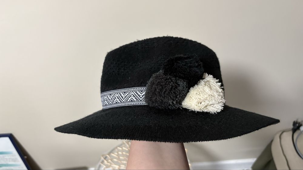 Дамска черна шапка