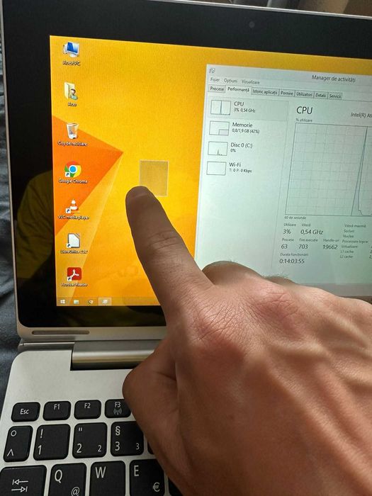 Laptop Acer ca o Tableta 2 in 1 cu tastatuta cu ecran cu TouchScreen