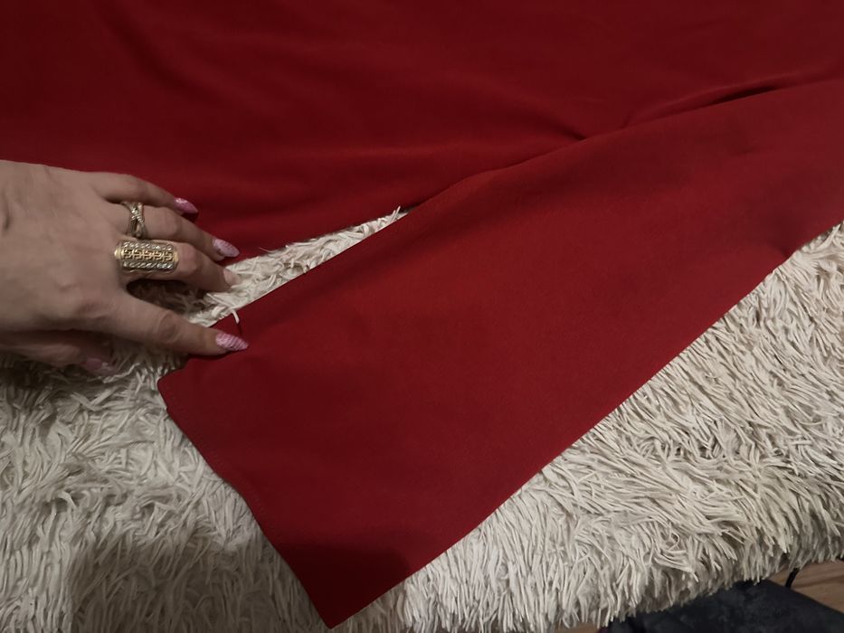 Ярко красное платье