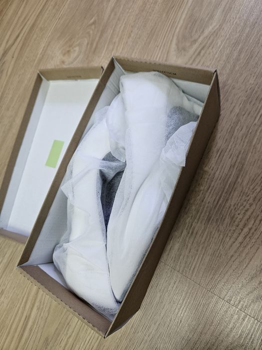 Бели обувки затворени