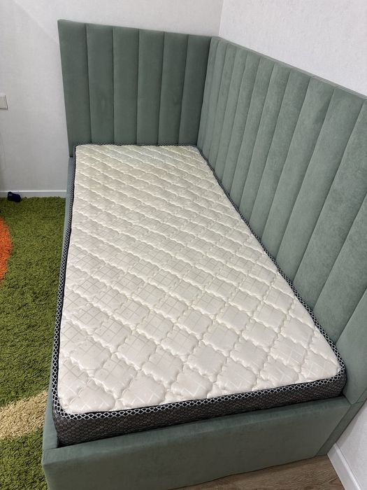 Угловая кровать с мягким изголовьем